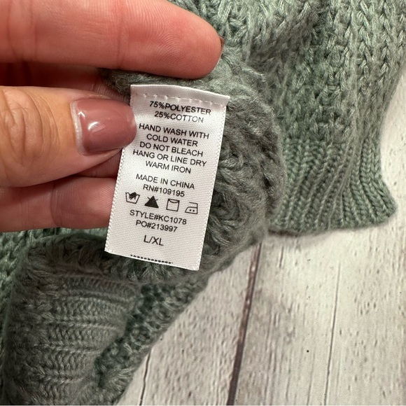 Boutique NWT Dark sage cardigan with pattern and pockets - Picture 9 of 9